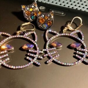 ✨BETSEY JOHNSON 2PC EARRiNG LOT BNWT || WHiMSiCAL CAT LADY MS. FRiZZLE